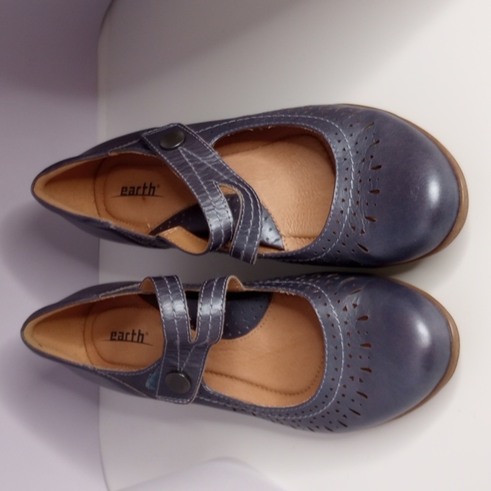 Earth, blue leather, low heeled shoes, size 8 (d)